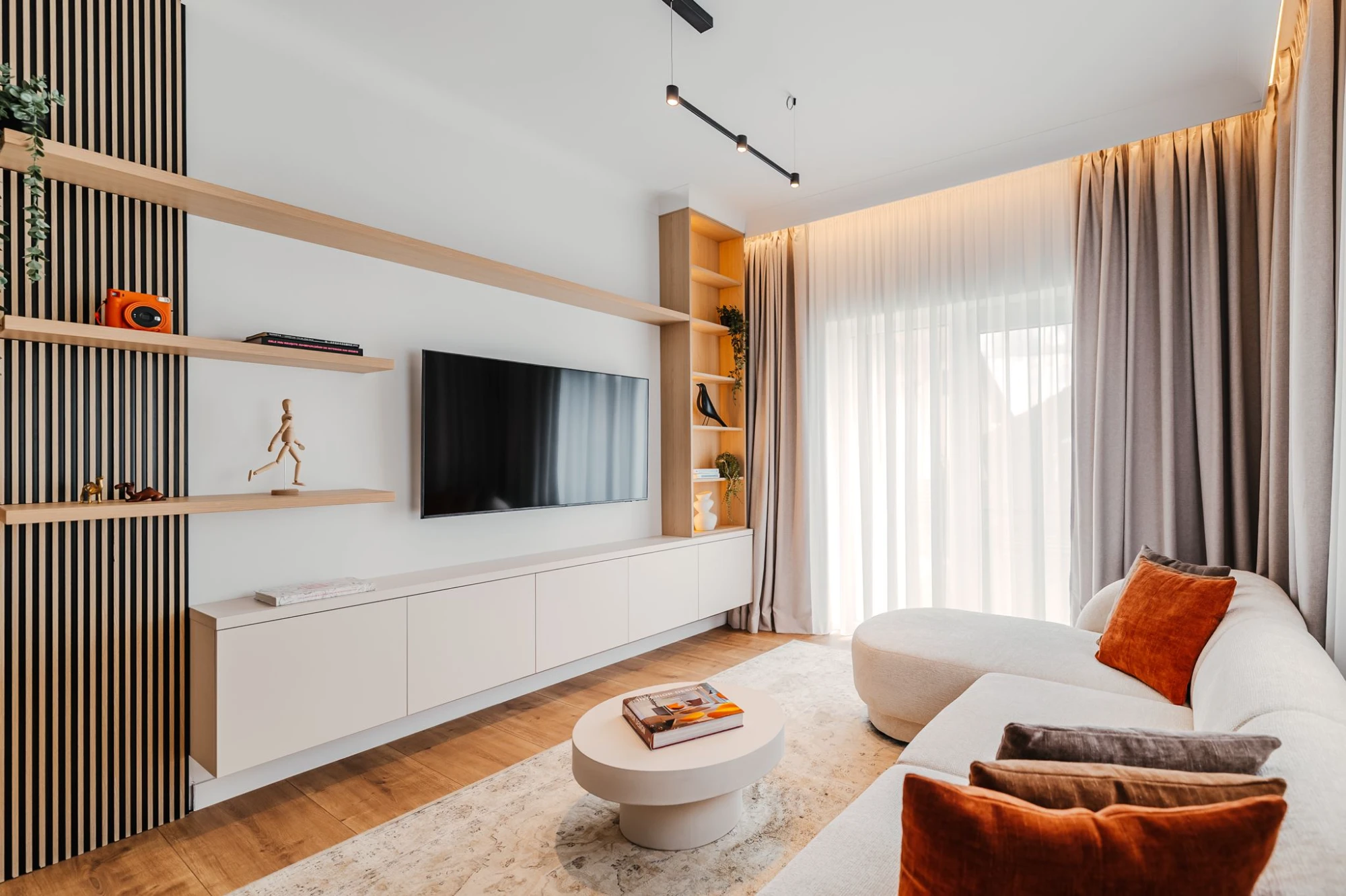 Design Interior Cald și Contemporan - Amenajare Casă Nouă, București - Imagine 1