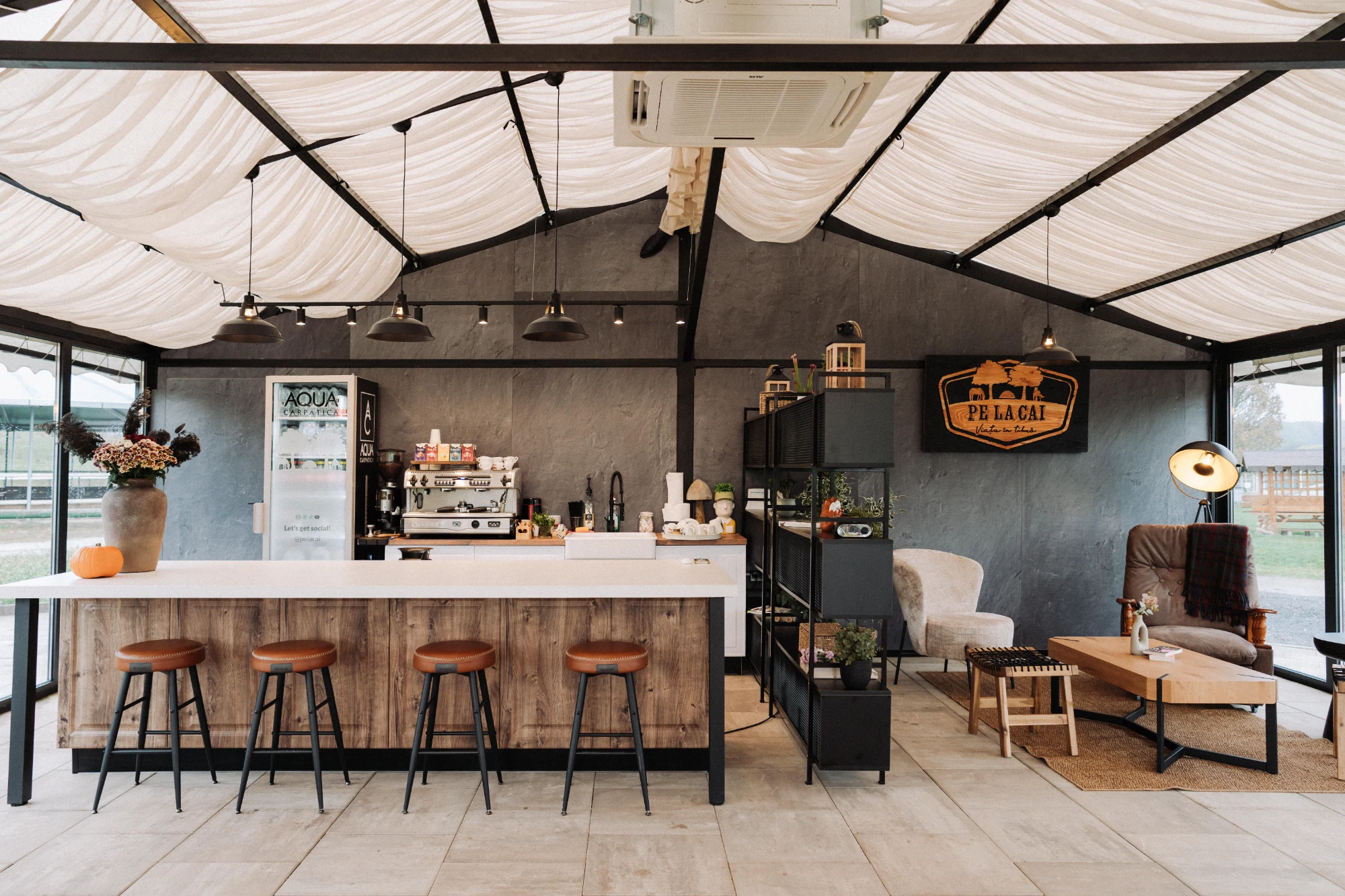 Design interior HORECA și spațiu evenimente private în Cisnădie - Ferma de Cai - Imagine 1
