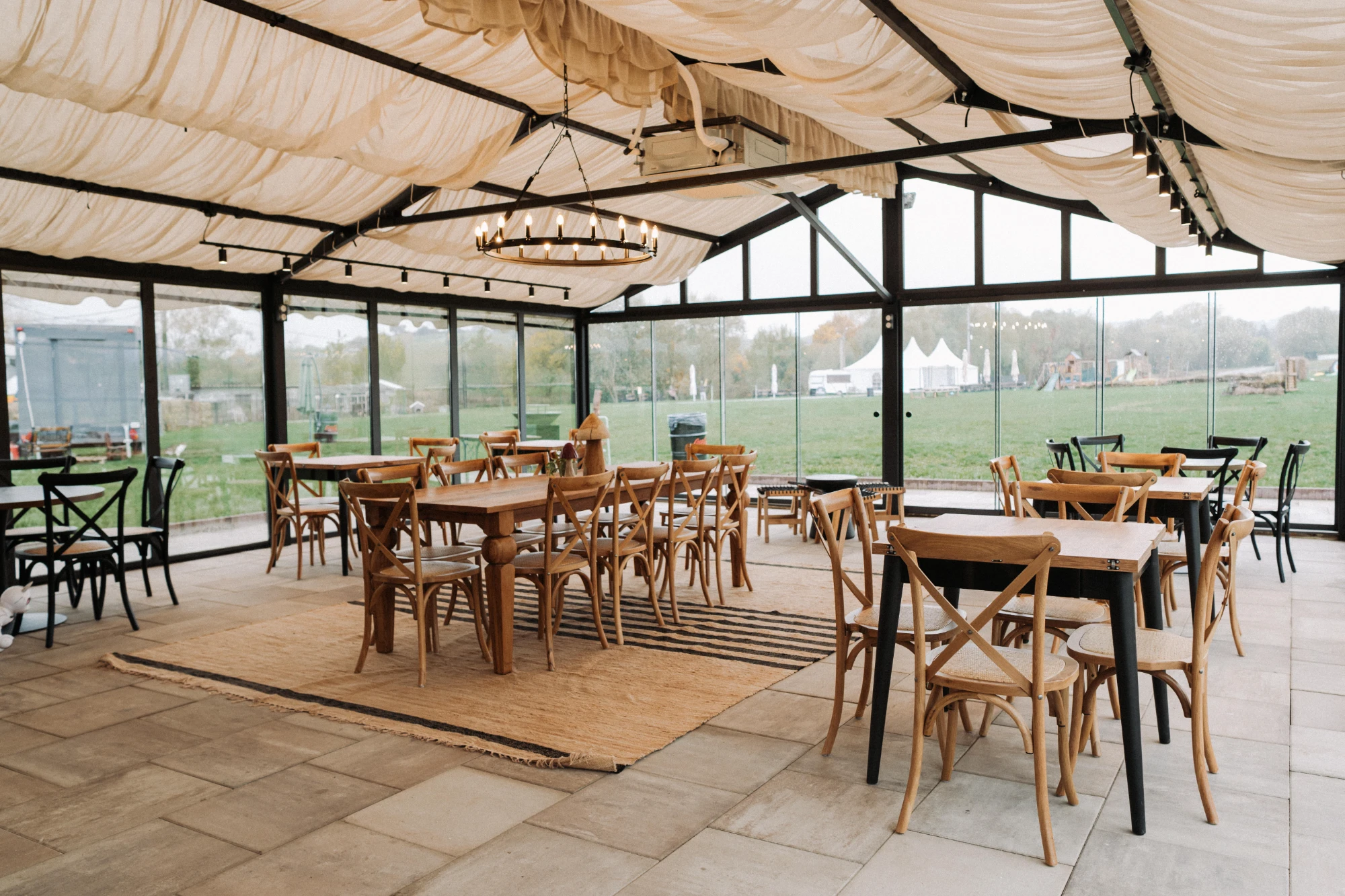 Design interior HORECA și spațiu evenimente private în Cisnădie - Ferma de Cai - Imagine 2