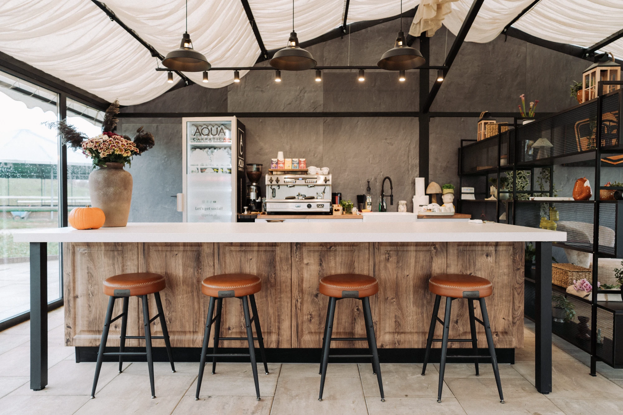 Design interior HORECA și spațiu evenimente private în Cisnădie - Ferma de Cai - Imagine 4